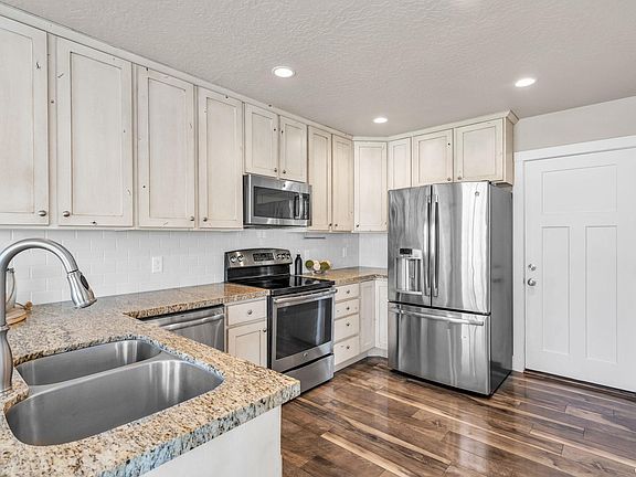 3rd image of 3140 W Manor View Dr