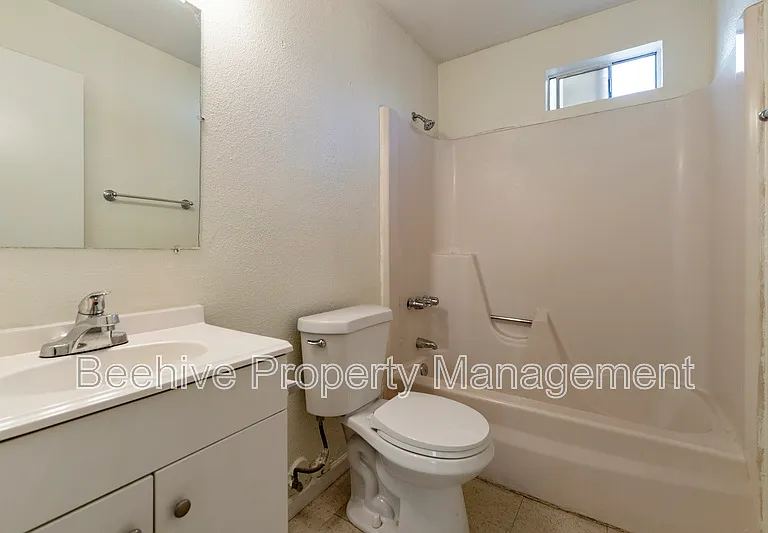 1040 N 28th St #8 — Photo 9