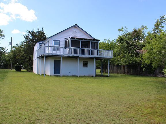 Backyard and 400 ft2 deck
