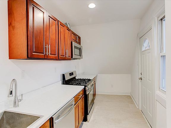 5th image of 20 Carlton St #2-3