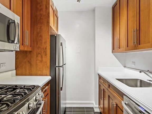 5th image of 200 E 71st St APT 6G