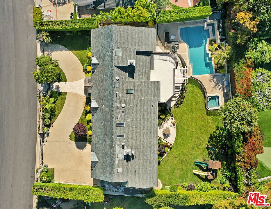 7 bed, 8.0 bath, 6475 sqft, $60,000 — Photo 3