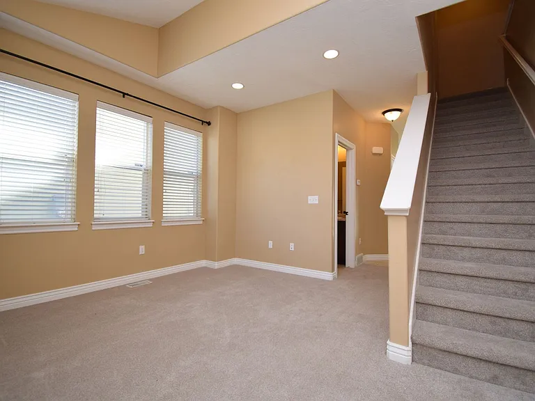 913 W Delorean Ln — Photo 2