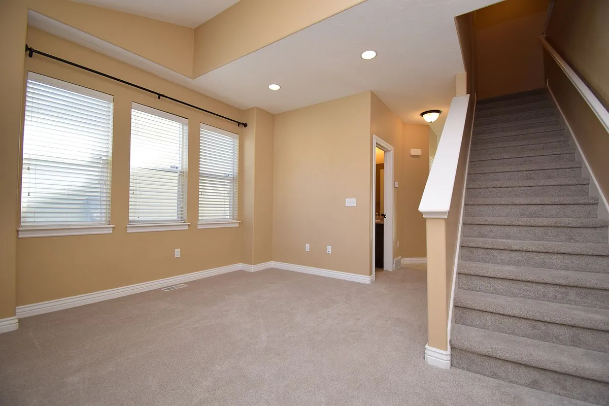 Building Photo - 913 W Delorean Ln