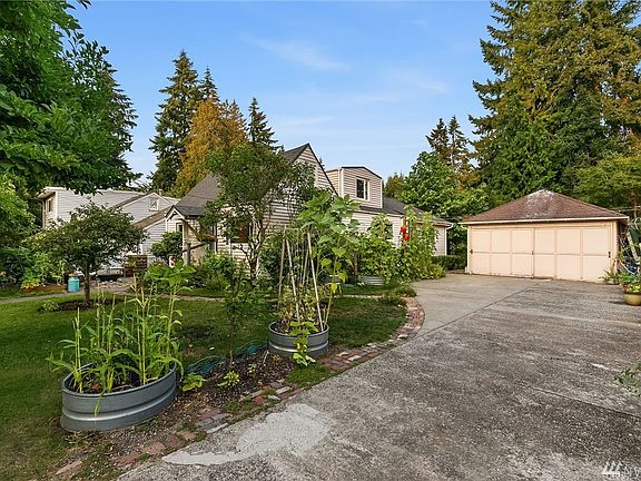 4th image of 12038 Pinehurst Way NE