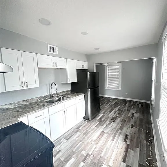 128 W North St — Photo 2