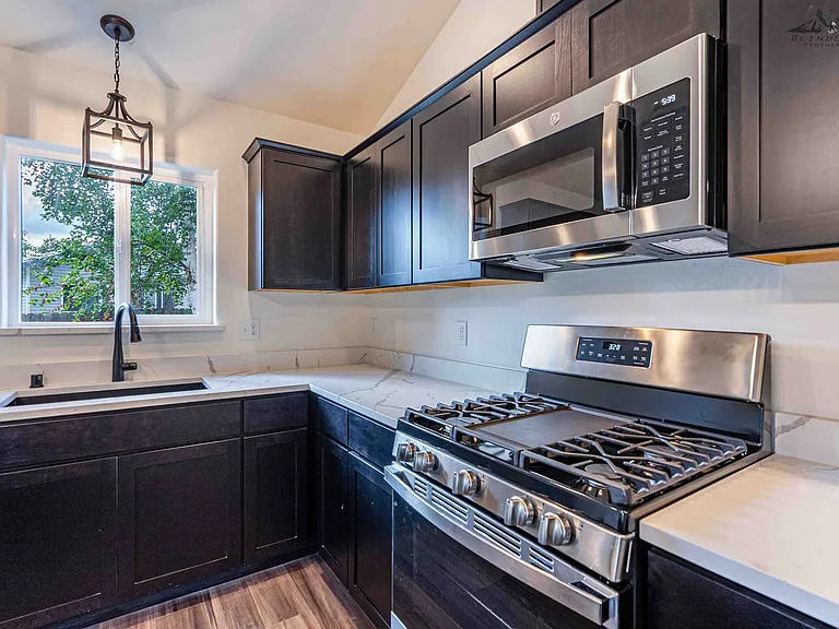 725 W Briar Dr — Photo 7