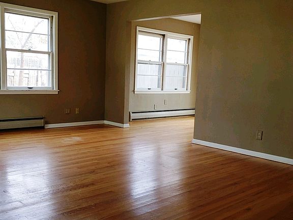 2nd image of 2528 Skokie Dr