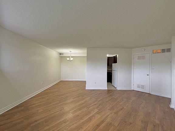 5th image of 425 Rathburn Rd E #74