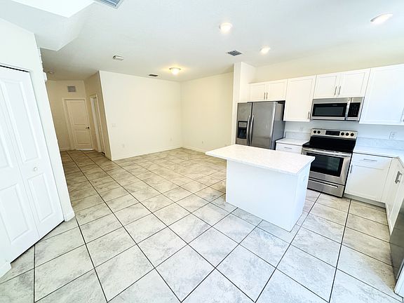4th image of 408 NE 208th Ter