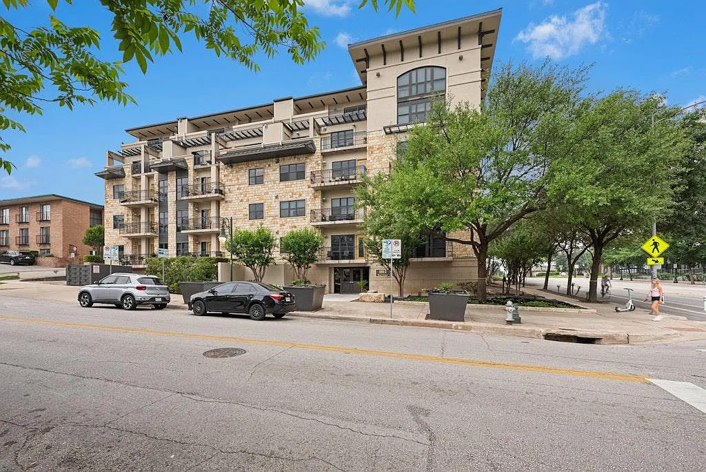 Building Photo - 1812 West Ave #200