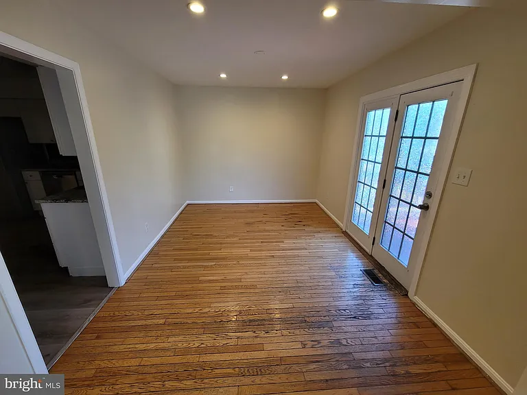 401 Darby Ln — Photo 4