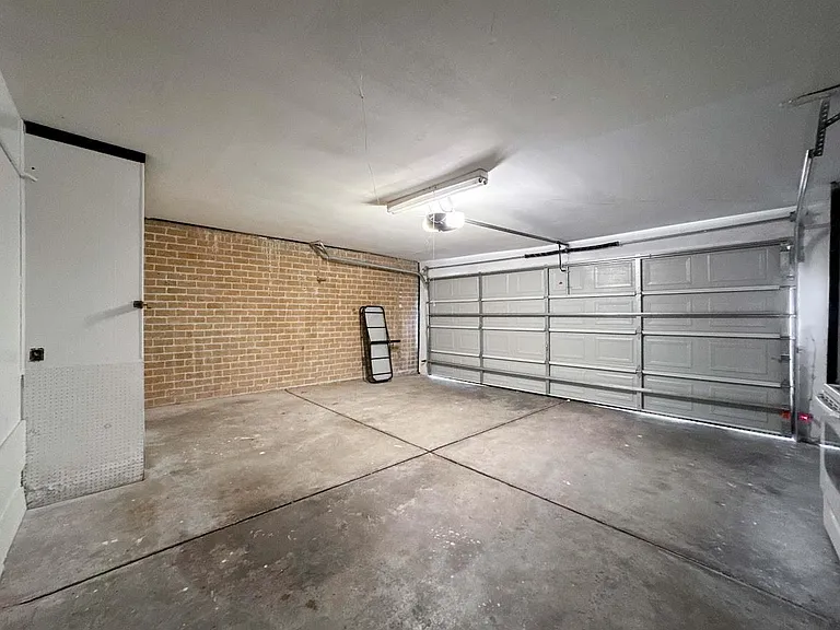 1219 Saxony Ln — Photo 19