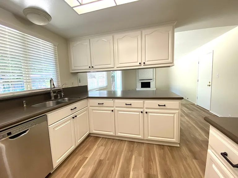 4653 Del Valle Pkwy — Photo 8