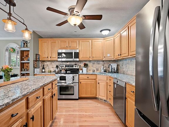 4th image of 70 Bridle Cross Rd #70