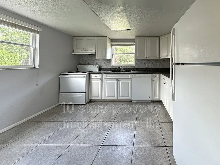 4725 39th Ave N #101 — Photo 5