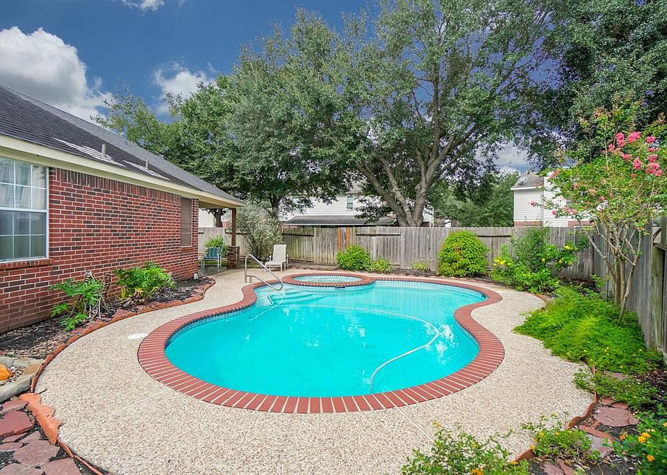 Come discover a wonderful Cinco Ranch 3-bedroom, 2 bath home located on a LARGE cul-de-sac lot complete with pool/spa & sports court. Double pane windows and extensive hardwood flooring.
