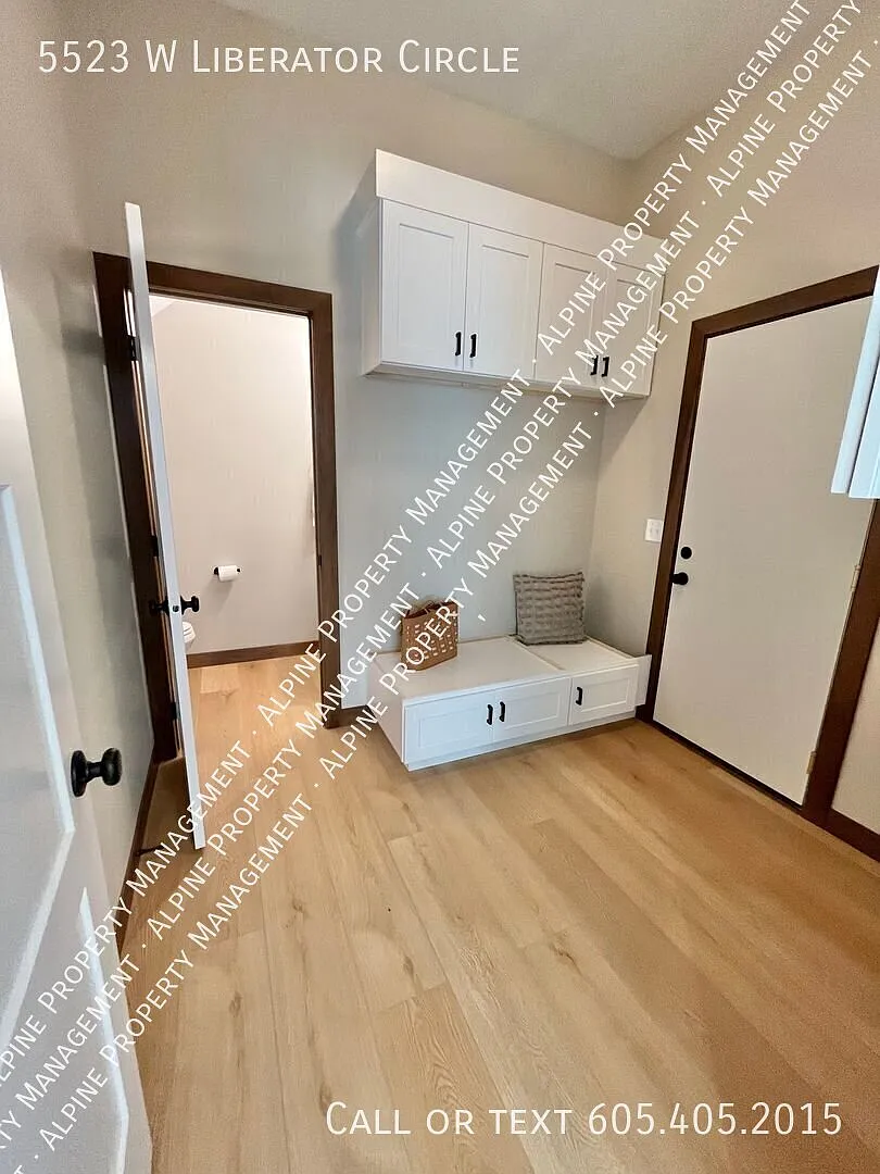 Stunning 5 Bed/2.5 Bath Twinhome! — Photo 4
