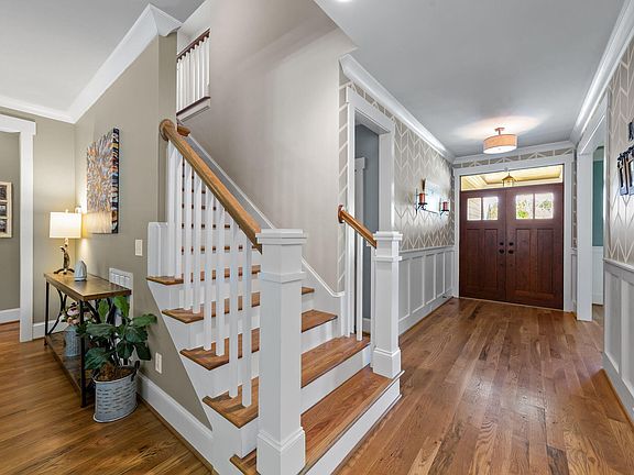 5th image of 913 Hollymont Dr