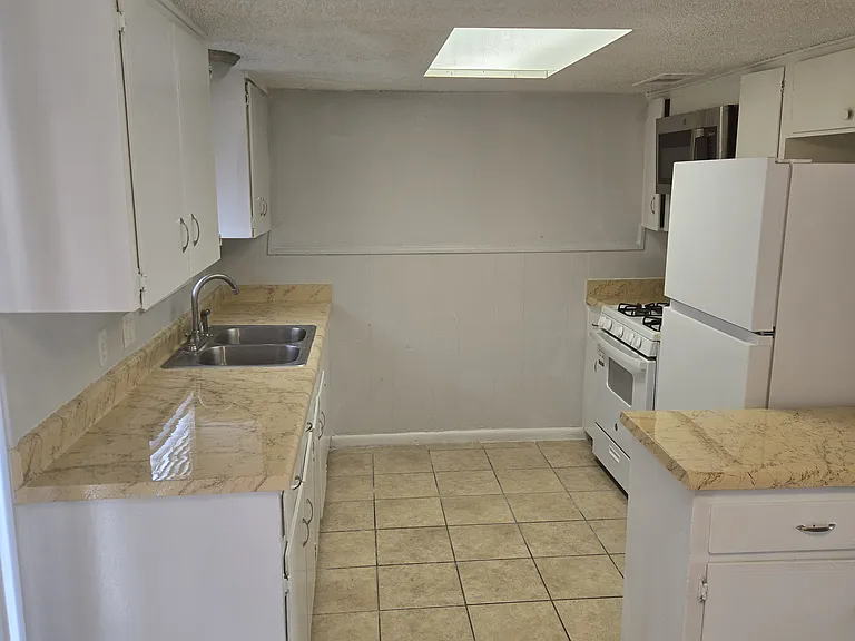 Alamo Apartments — Photo 28