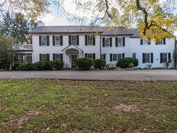 Exterior front, photo 2