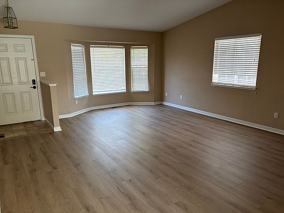 4th image of 114 N Pointe Cir