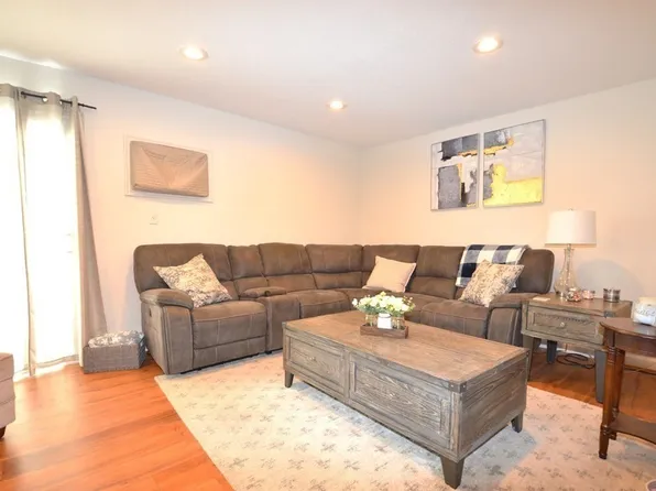 168 Hart St APT 63, Taunton, MA 02780