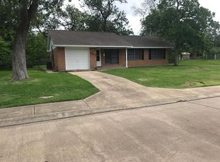 207 Walnut St, Lake Jackson, TX 77566