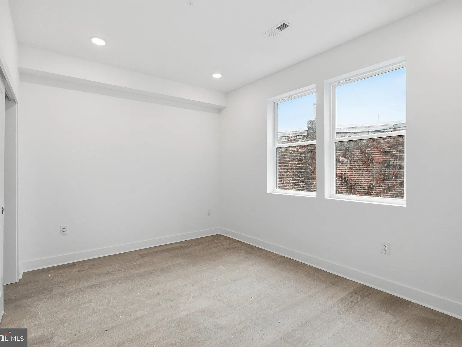 3 bed, 3.0 bath, $1,900 — Photo 2