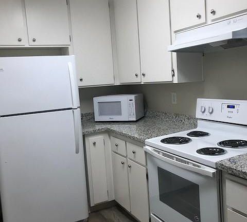 2nd image of 423 Vineyard Pl APT C