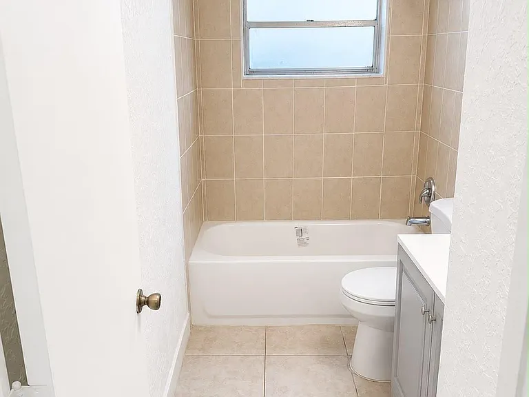 4261 NW 114th Ter — Photo 6