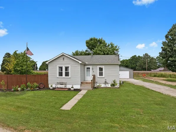 802 Randall Dr, Brighton, IL 62012