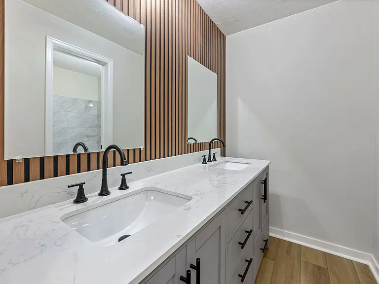 Hawk Point Apartments — Photo 22