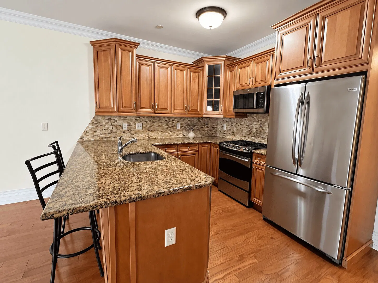 2 bed, 972 sqft, $3,500 — Photo 2