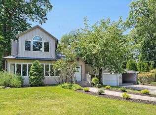 3 Lambert Ln, Upper Saddle River, NJ 07458