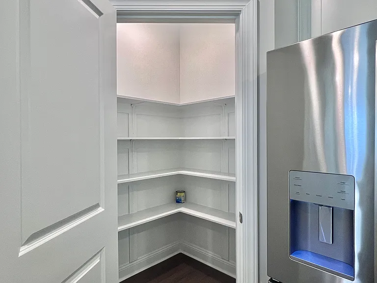 Walk-In-Pantry