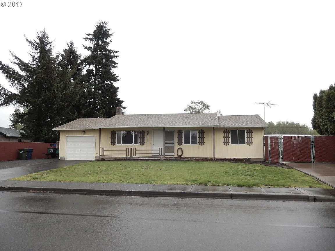 390 SW Juniper St photo 1