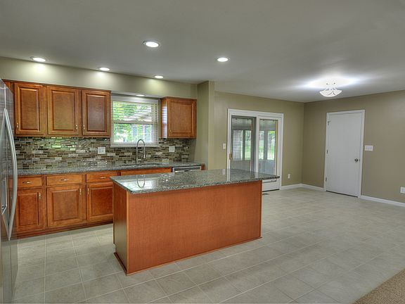 3rd image of 518 Colonial Dr