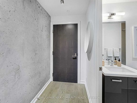 4th image of 11 Charlotte St #403