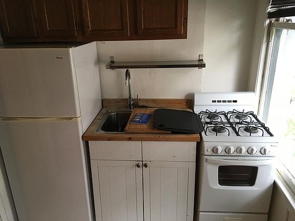 3rd image of 903 Ashbury St #1