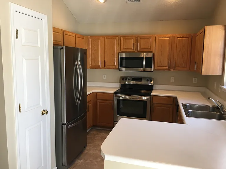 404 Commons Dr — Photo 6