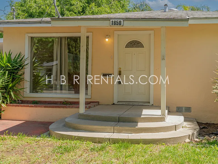1650 Bessie Ave — Photo 2