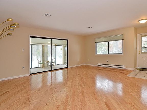 4th image of 10 Hyannis Ct