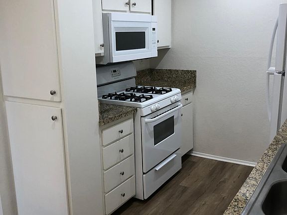 4th image of 11516 Moorpark St APT 6