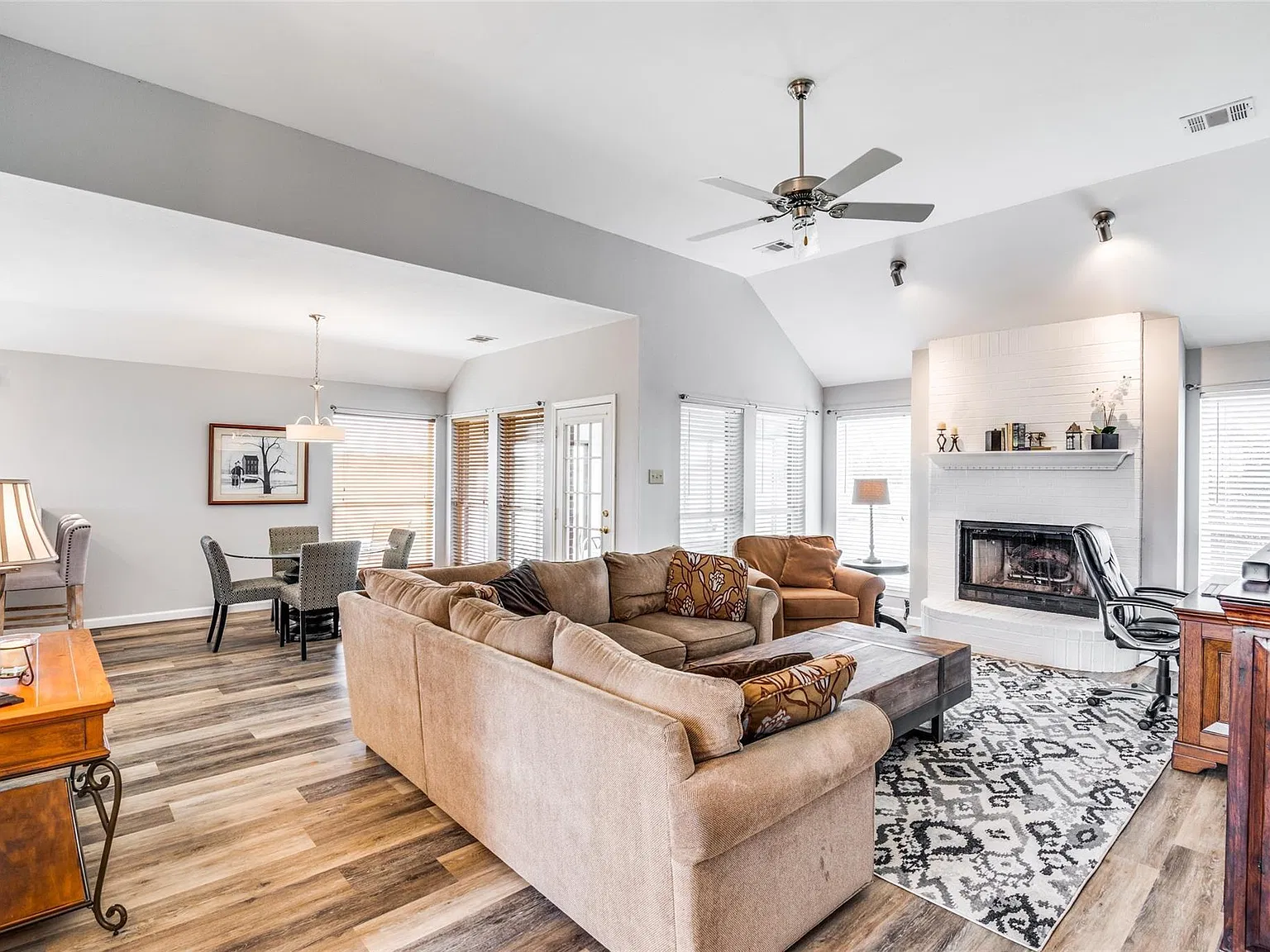 3 bed, 1776 sqft, $3,200 — Photo 4