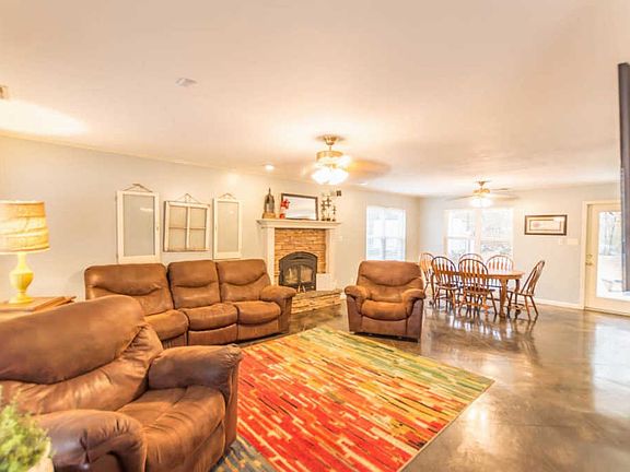 4th image of 375 Quail Hollow Dr