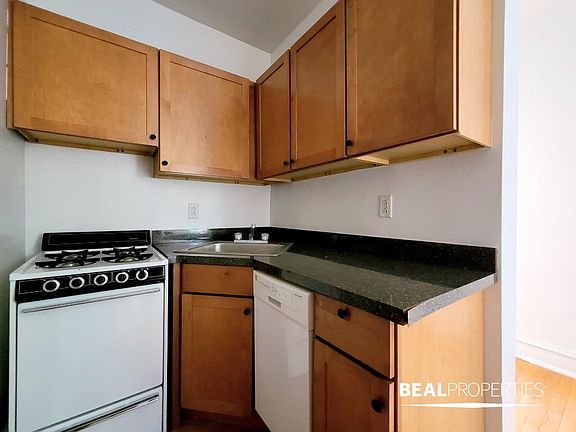 5th image of 953 W Cornelia Ave APT 2A