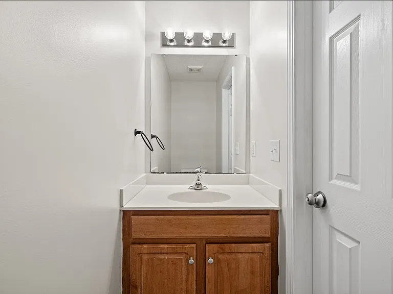 137 Woodglen Dr — Photo 7