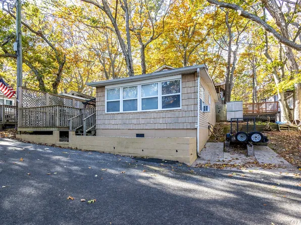 17 Schooner Lane, Baiting Hollow, NY 11933