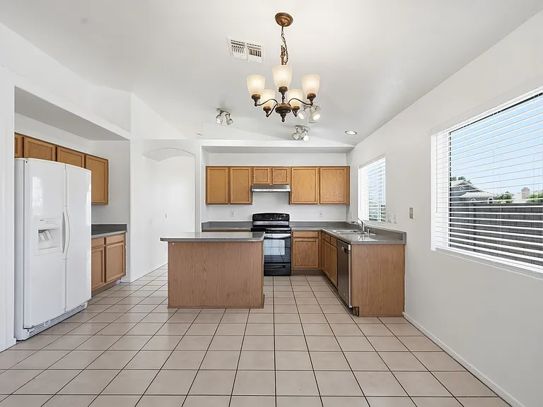 1302 E Michelle Dr — Photo 8